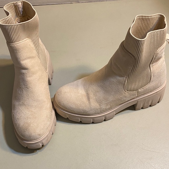 Cushionaire Shoes - Chunky Chelsea Ankle Boot in Light Cream Suede